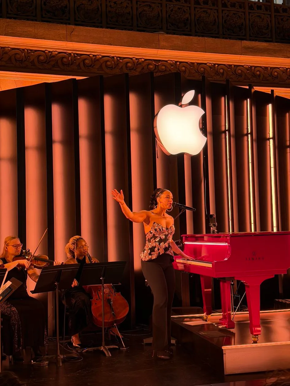 Apple Celebra 50 Anos com Show Surpresa de Alicia Keys em NYC