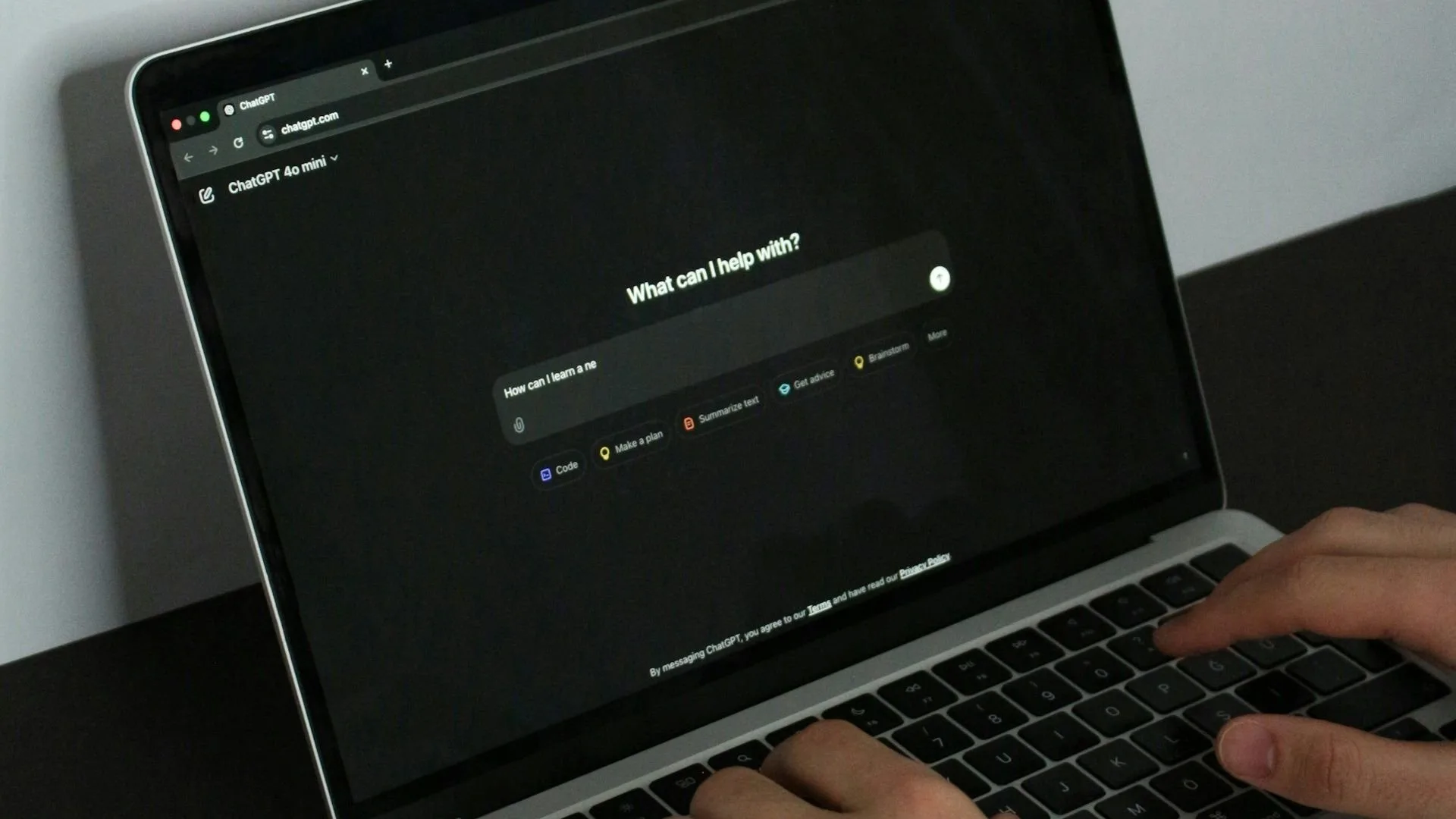 ChatGPT Adulto: OpenAI Patina em Filtros e Adia Lançamento