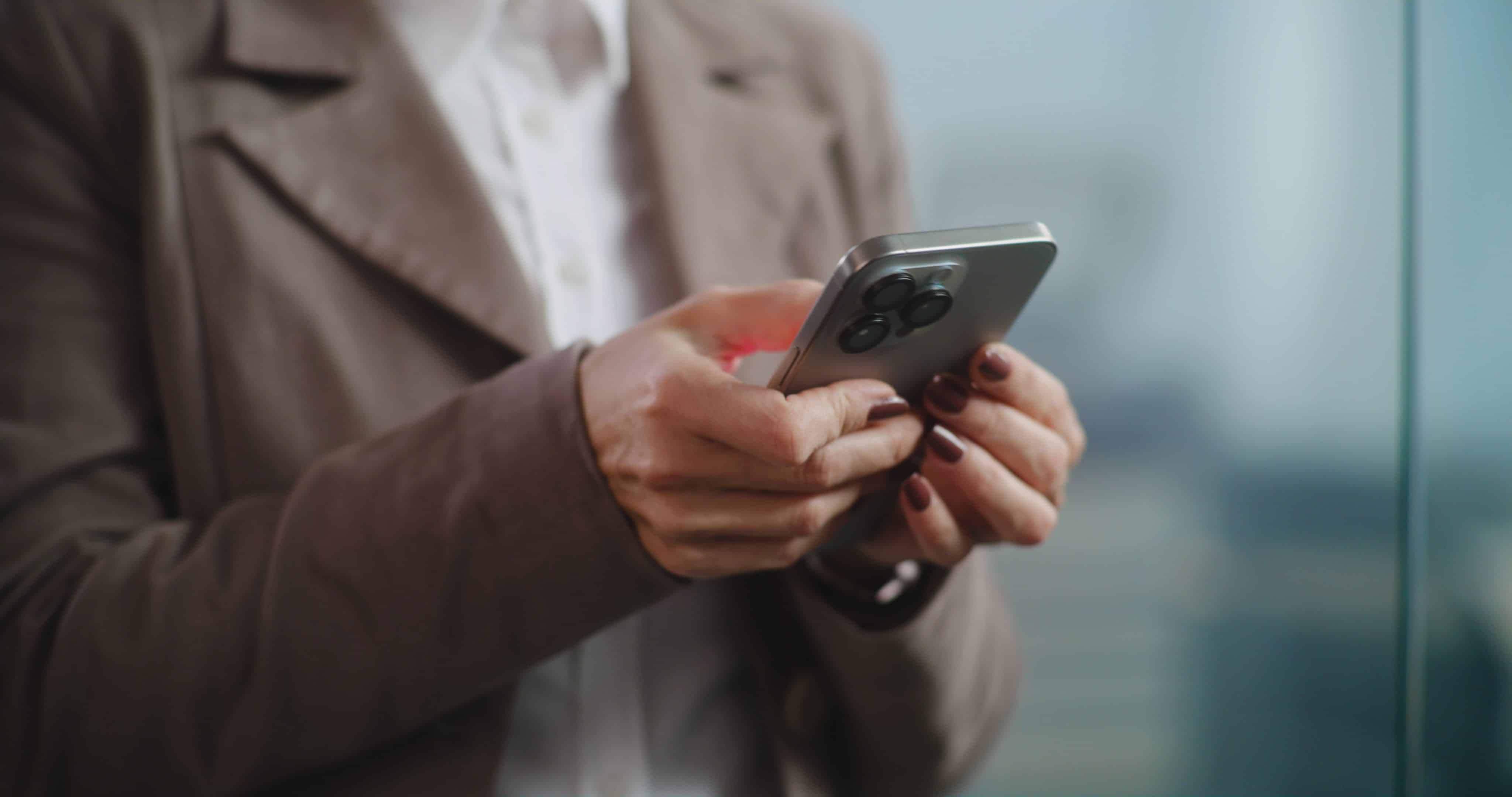 Inteligência Visual: iPhone Transforma Pôsteres em Eventos Digitais