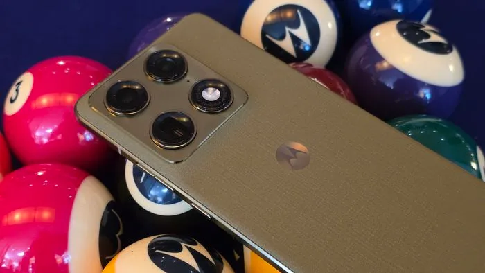 Motorola Signature: Autonomia e Carga de 90W Sob Análise Cética