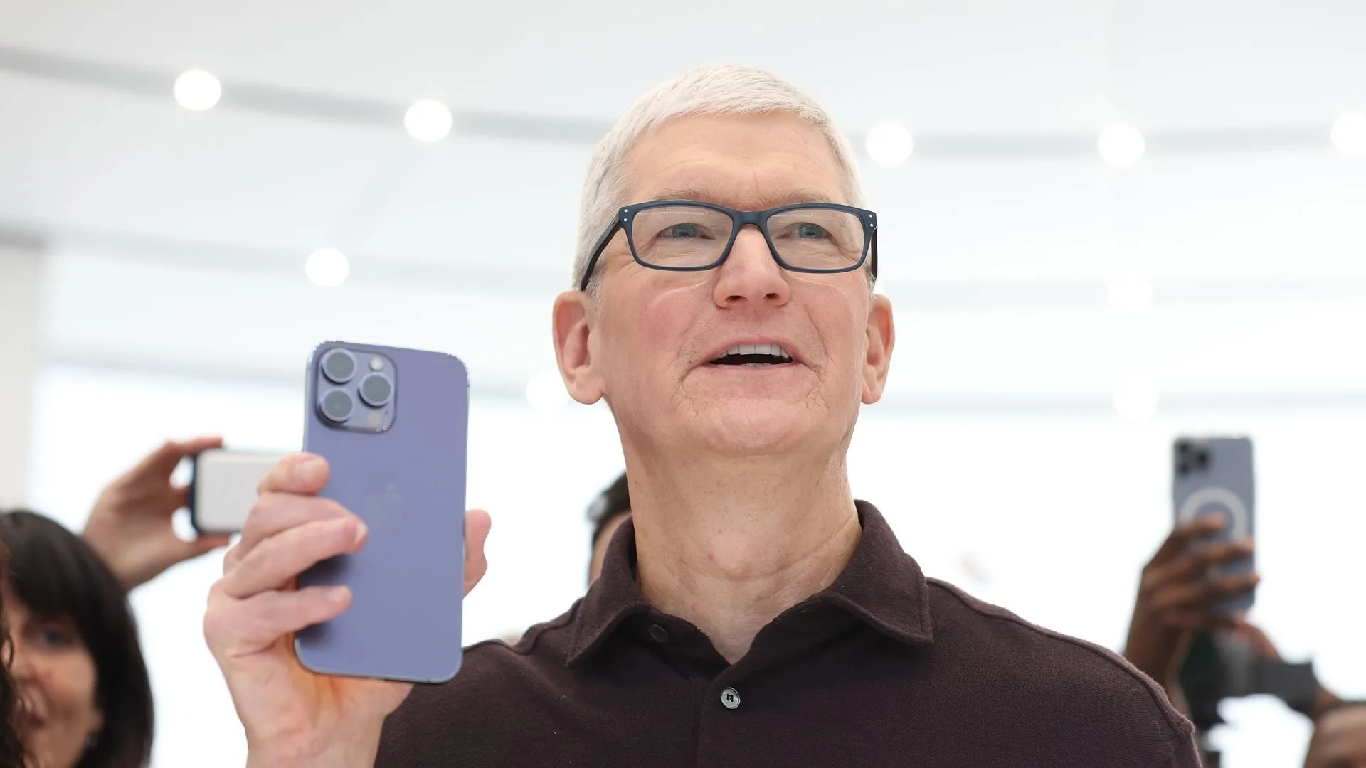 Tim Cook Desmente Aposentadoria: A Engenharia da Apple em Xeque?